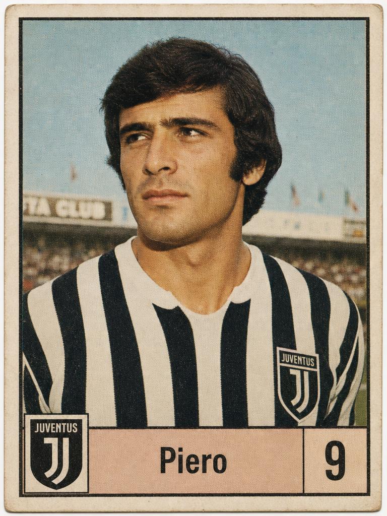 Vintage samlarkort som föreställer Piero som italiensk fotbollsspelare